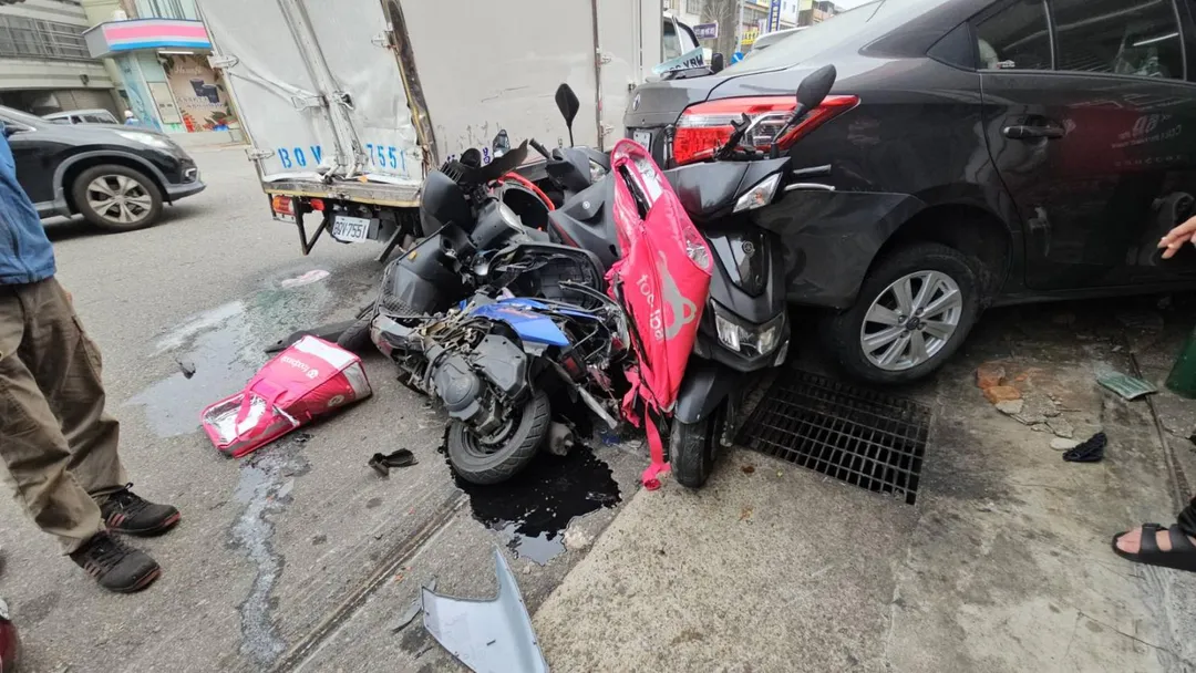 苗栗縣公館鄉台6線五谷陸橋口今（16）日中午發生一起嚴重車禍，一輛大型吊臂車不明原因偏離車道，撞上路邊停放的4輛自小客車、7輛機車，並波及1名行人。（圖／警方提供）