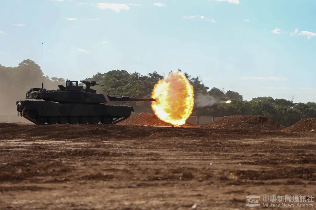 第584旅第二個換裝M1A2T戰車的聯兵營，進行實彈射擊訓練。(圖/軍聞社)