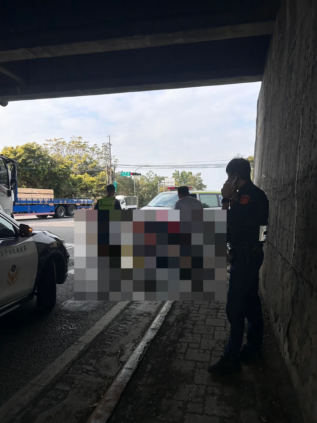 屏東高屏大橋下涵洞車禍，一死一傷送醫。（圖／洪宗麒議員提供，下同）
