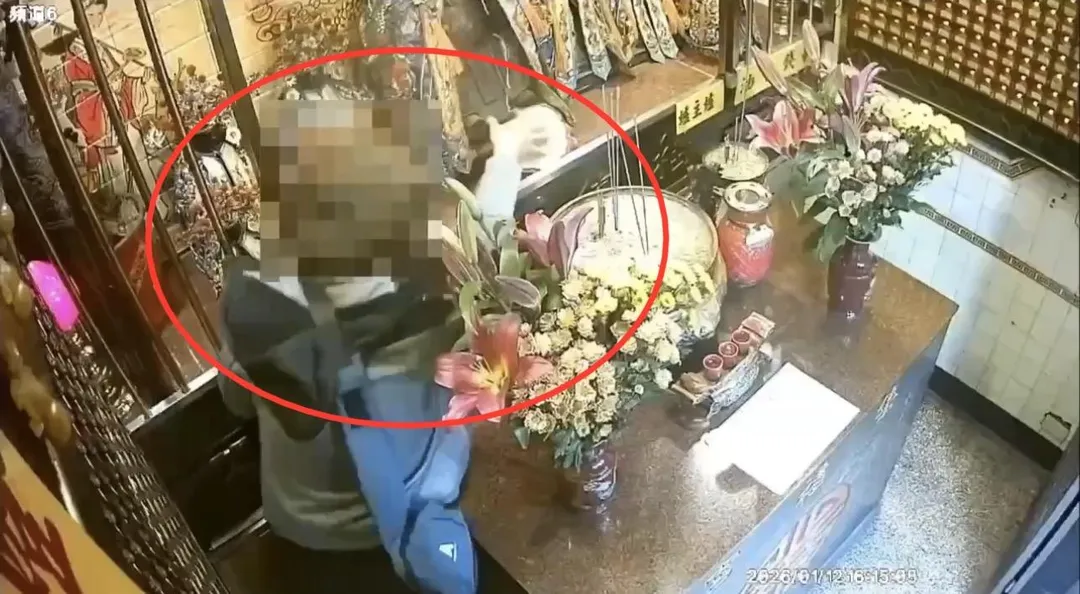 男子燒香後立刻偷走金牌。(圖/翻攝畫面)