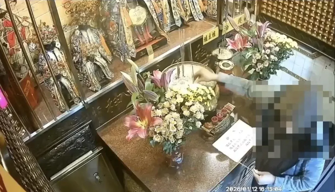 竊嫌佯裝信徒下手前先點香拜拜。(圖/翻攝畫面)