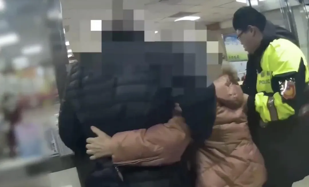 員警協助老婦迅速送醫救回一命。（圖／翻攝畫面）
