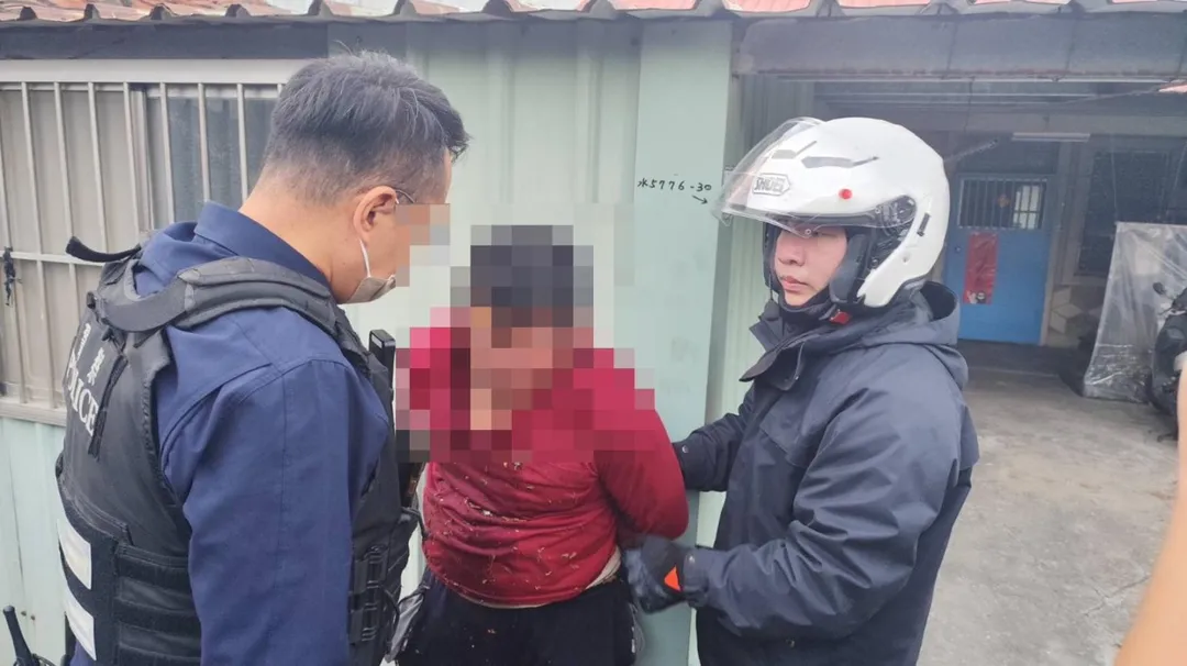 毒駕拒檢衝撞警車，岡山警火速圍捕壓制移送。（圖／警方提供，下同）