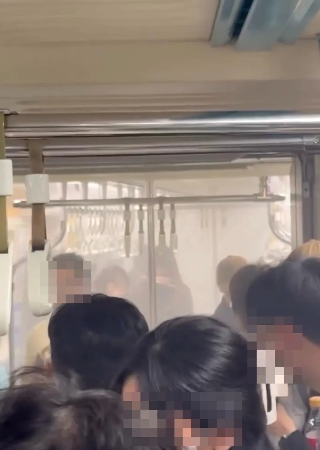 捷運板南線車廂內冒白煙。（圖／翻攝自threads「elvis.0609」）