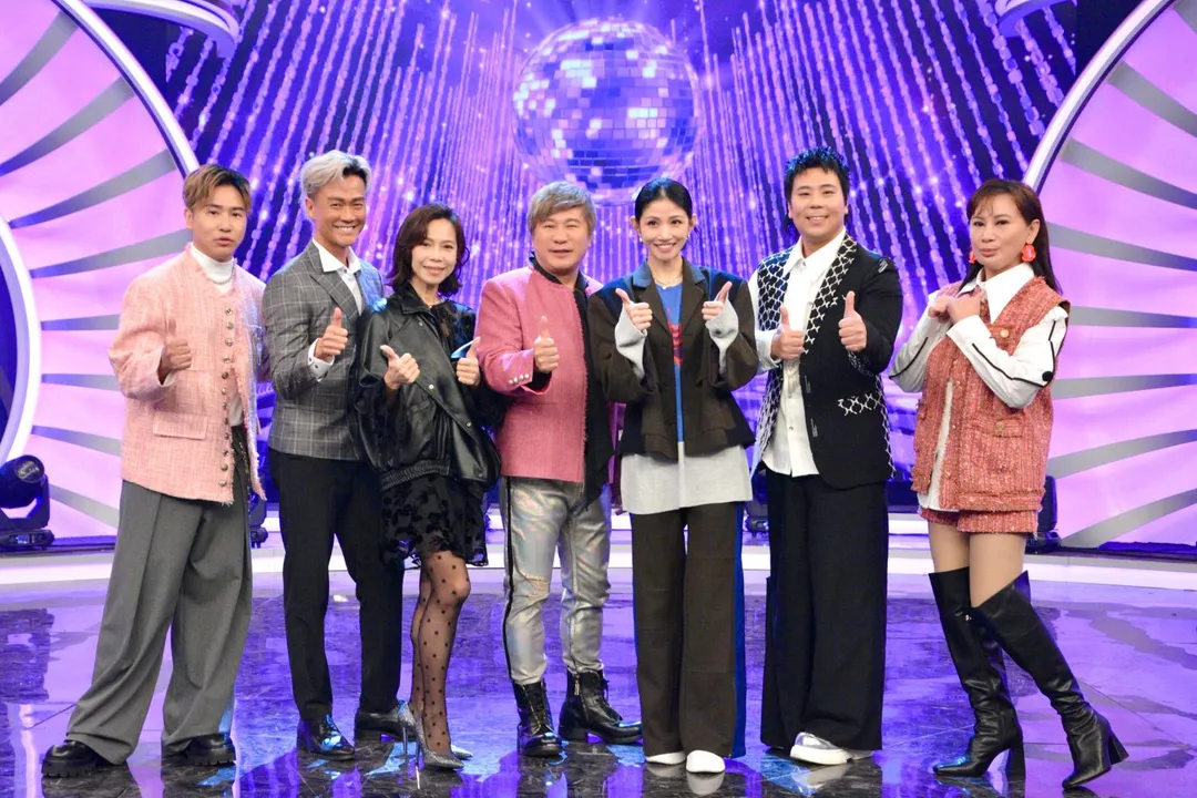 歐漢聲（左起）、林俊逸、曾心梅、胡瓜、李千娜、邵大倫、陳亞蘭16日出席《週末最強大》開棚記者會。（圖／華視提供）