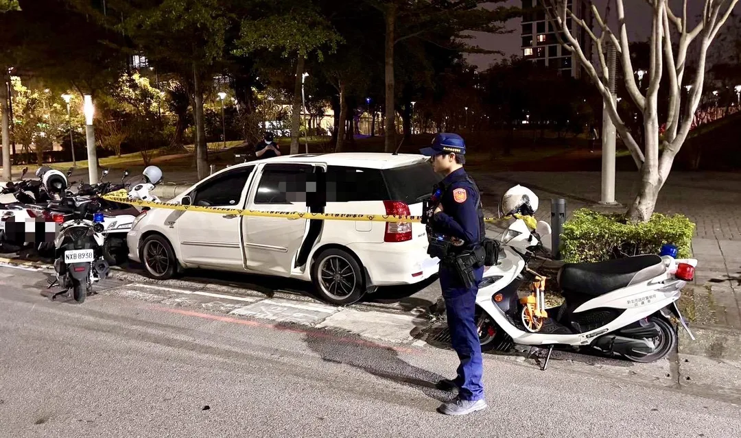 新莊一名男子倒臥車內送醫不治。（圖／翻攝畫面）