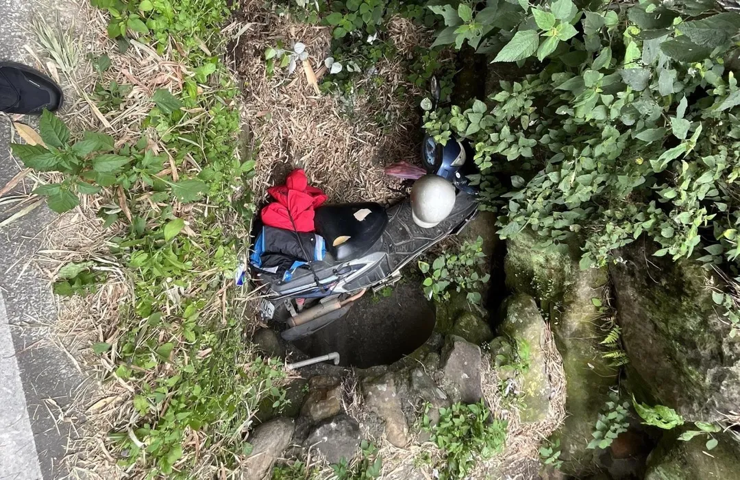 老翁機車還卡在水溝內。（圖／翻攝畫面）