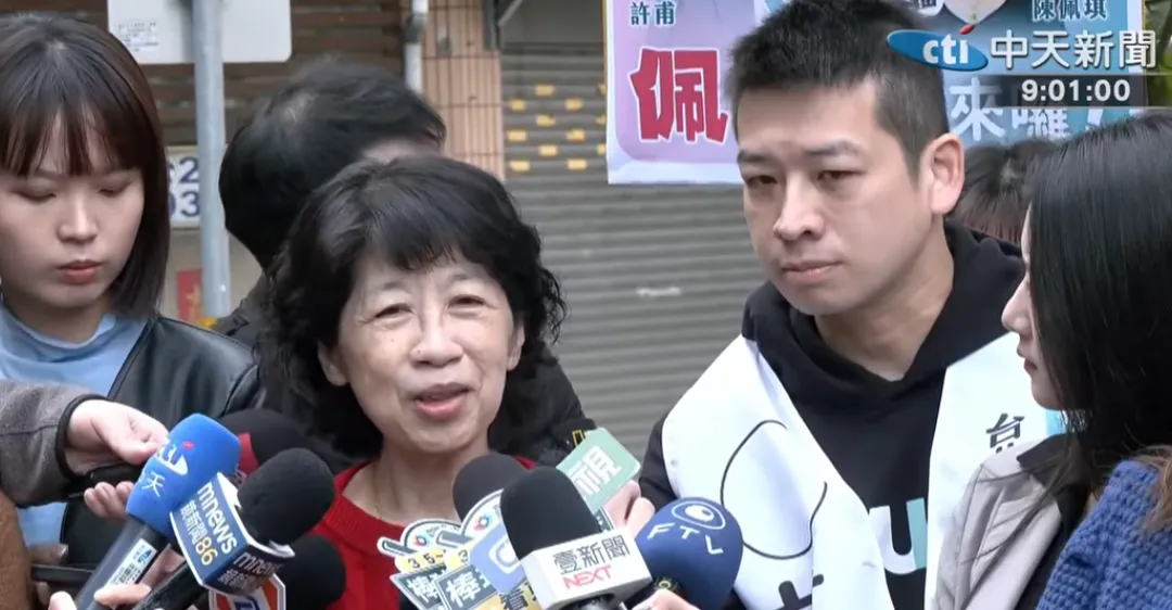 陳佩琪17日陪許甫掃街拜票。（圖／中天新聞）