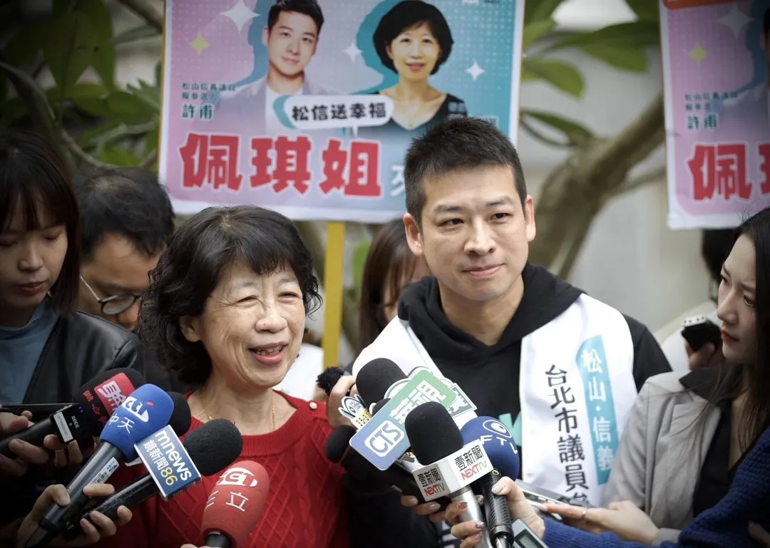 陳佩琪17日陪許甫掃街拜票。（圖／翻攝許甫臉書）