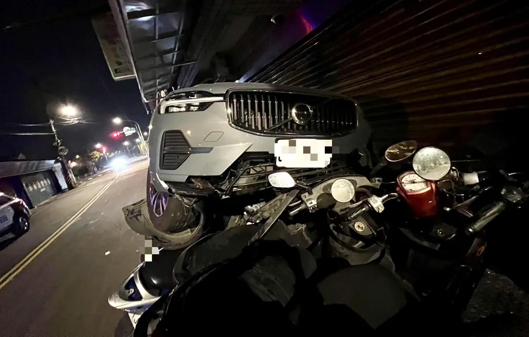 新北中和今日凌晨發生一起自撞車禍。（圖／翻攝畫面）