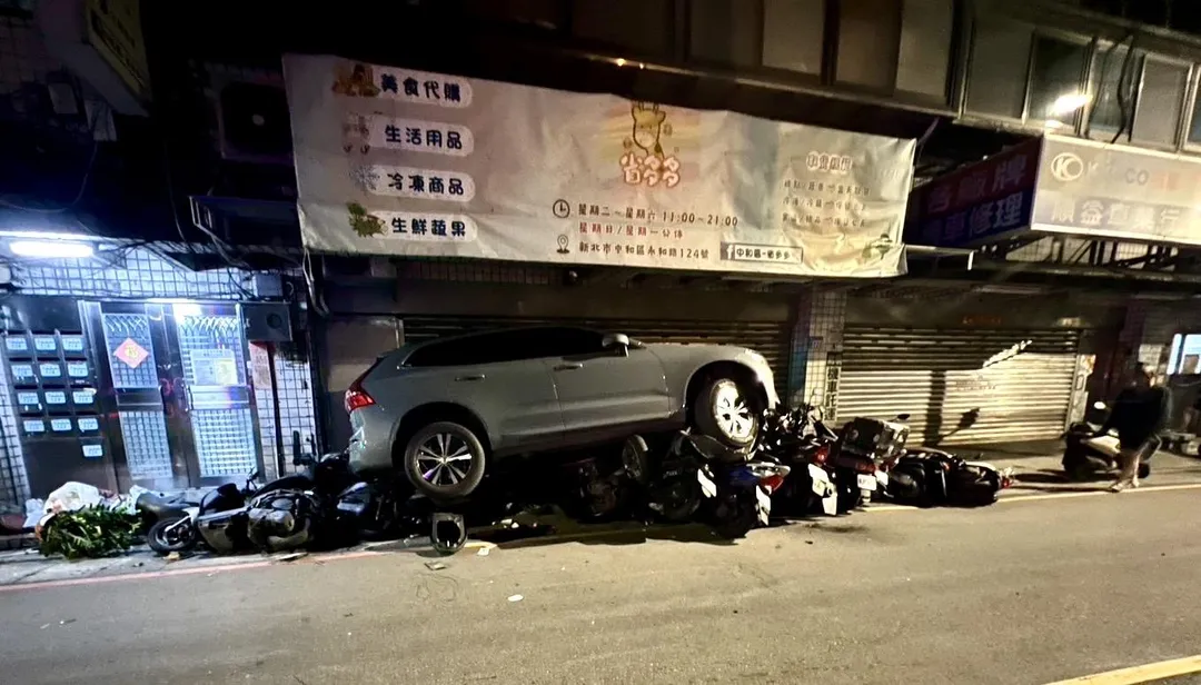 肇事休旅車騎上機車狀似懸在空中。（圖／翻攝畫面）