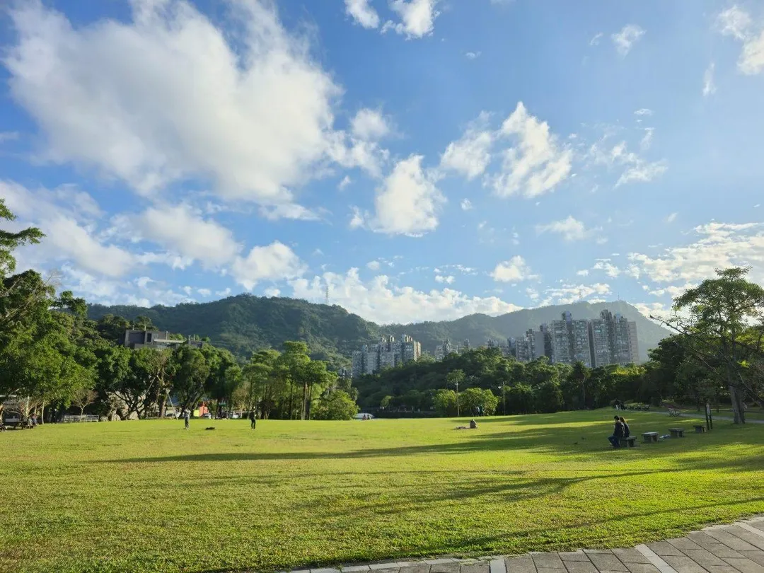 台北市南港公園內的梅花陸續綻放。（圖／台北市政府）
