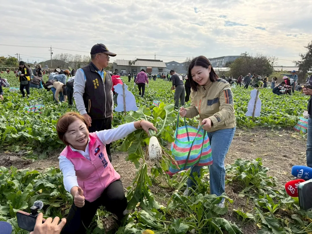 貴賓採收蘿蔔趣。(圖/台中市政府)