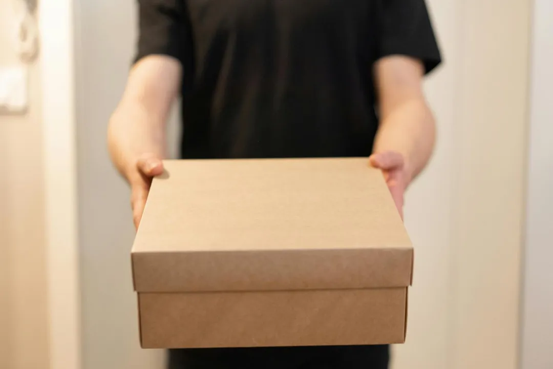 1位女網友在某知名品牌分店買了羽絨外套不但退不了，申訴消基會後，竟然收到品牌總公司客服截圖她Instagram限動的訊息。（示意圖／取自pexels）