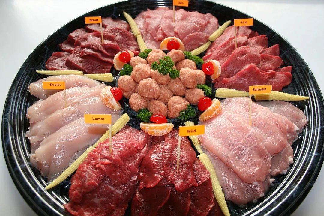 許多民眾為增肌減脂而大量攝取肉類，卻忽略不同肉品的油脂含量，導致熱量攝取過多。（示意圖／Pixabay）