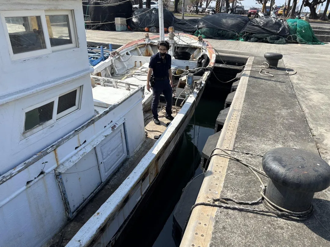 高雄蚵仔寮漁港18日上午發現一具男浮屍。（圖／中天新聞）