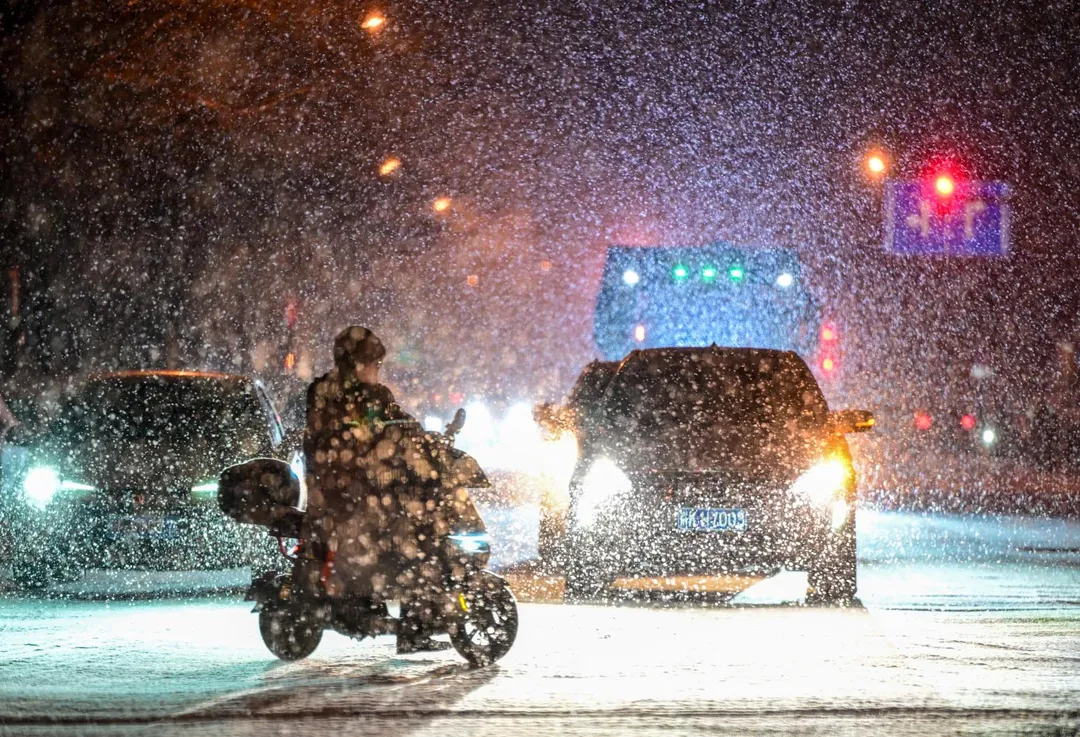 大陸氣象局發布今年首波寒流預警，北京17日晚開始降雪。（圖／新華社）