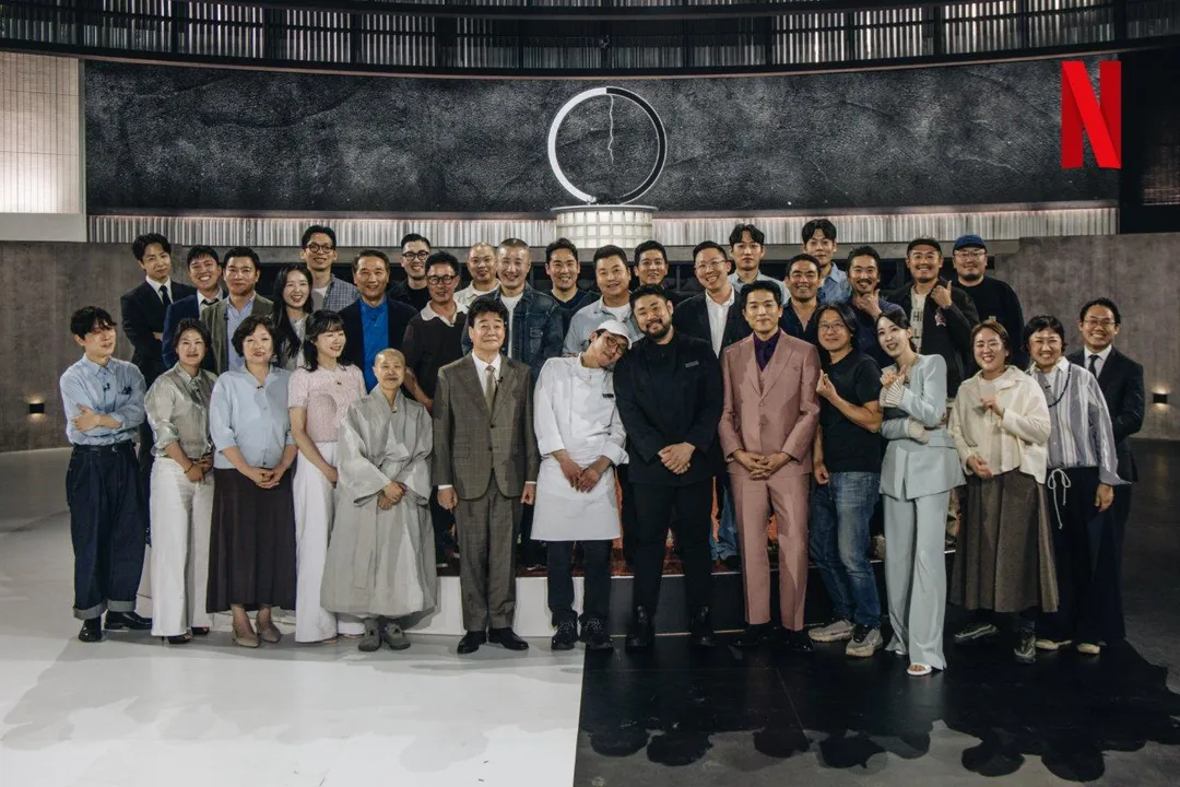《黑白大廚》第2季日前播畢，由崔康祿（前排中）拿下優勝。（圖／翻攝自 Netflix X）