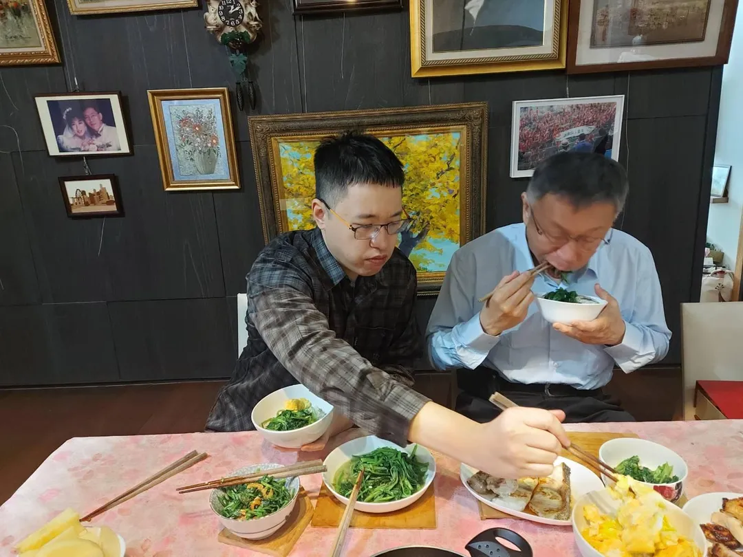 陳佩琪透露,兒子已畢業回台。(圖/翻攝陳佩琪臉書)