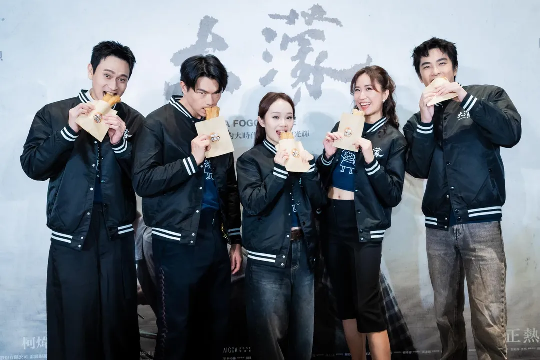 《大濛》演員群18日參與「油條合影場」活動，與影迷同樂。（圖／華文創提供）