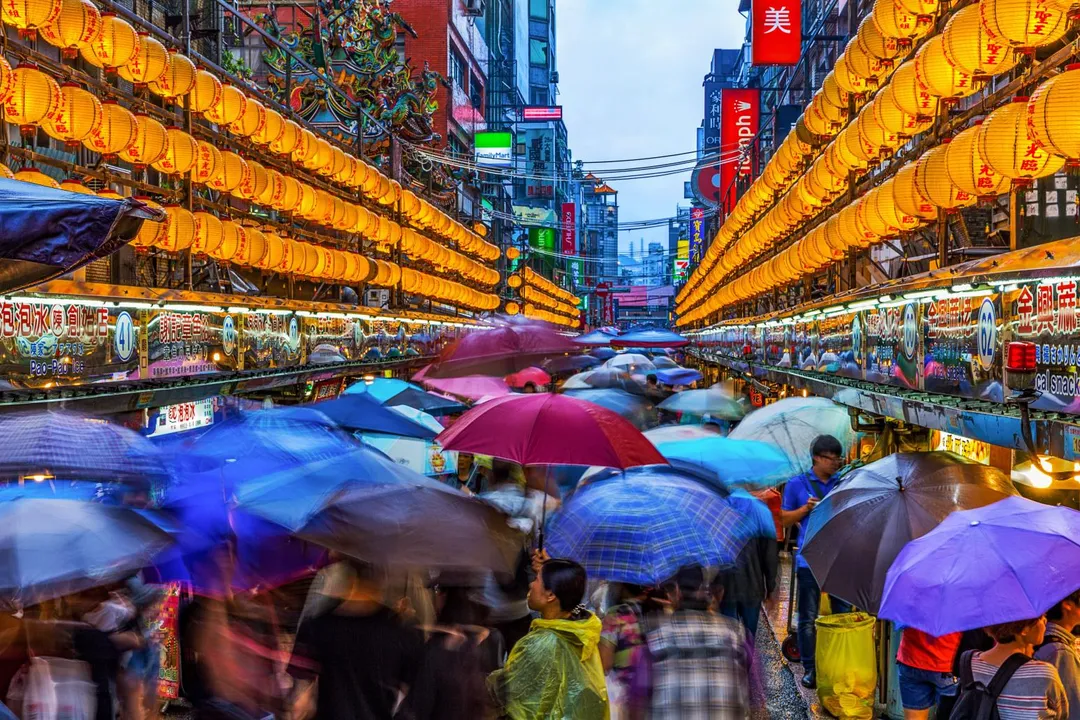 廟口是位於基隆市區的知名夜市，內含多元文化和各式異國美食。（圖／基隆市文化觀光局）