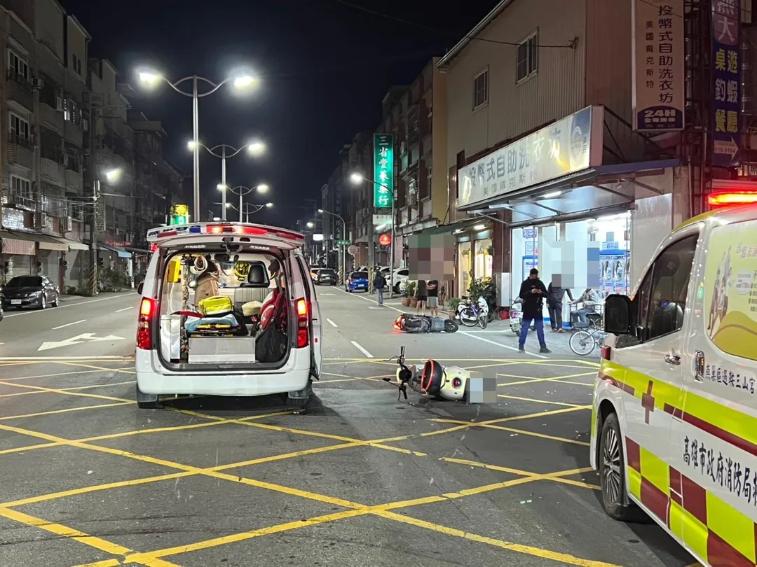 高雄市燕巢區12日晚間發生一起致命車禍，34歲的越籍女子在騎乘電動二輪車返家途中，因貪圖方便違規左轉，導致後方的24歲國軍騎士林姓男子無法閃避，最終重創不治。（圖／翻攝畫面）