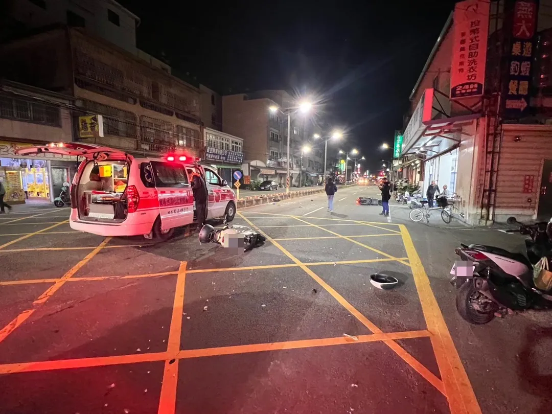 高雄市燕巢區12日晚間發生一起致命車禍，34歲的越籍女子在騎乘電動二輪車返家途中，因貪圖方便違規左轉，導致後方的24歲國軍騎士林姓男子無法閃避，最終重創不治。（圖／翻攝畫面）