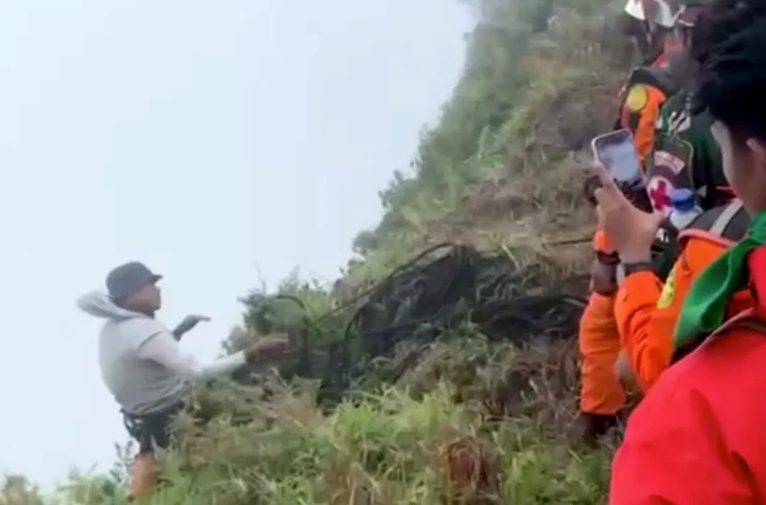 山區大霧影響搜救任務進行，現場人員在山溝發現1具遺體和座椅碎片。（圖／路透）