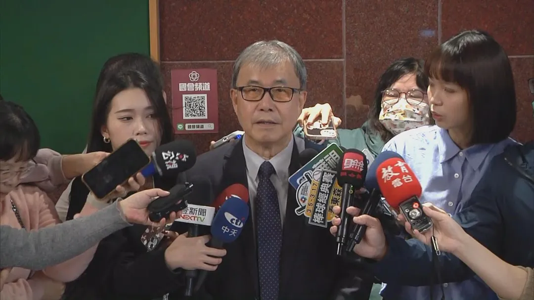 教育部長鄭英耀說明教育部對營養午餐免費的立場。（圖／中天新聞）