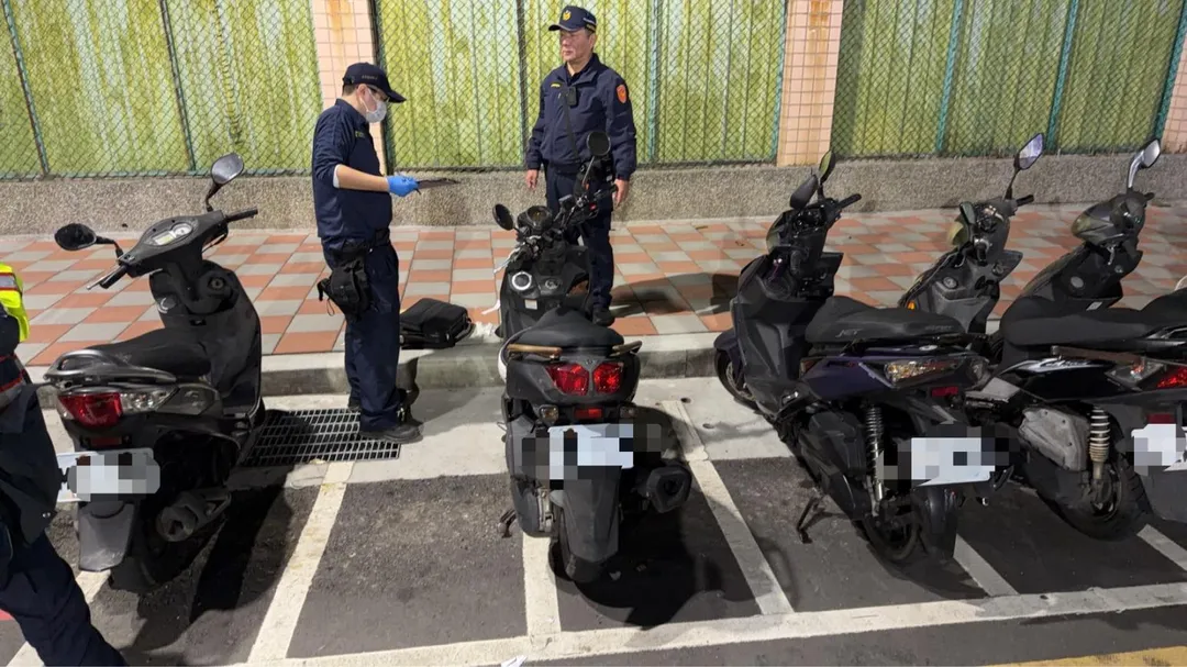 警方在棄車現場採證。（圖／警方提供）