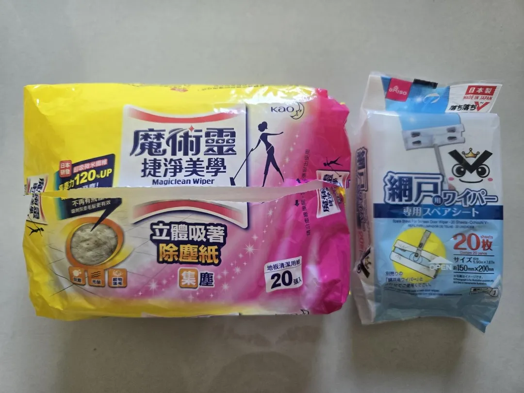 無糖太太 小舞使用除塵紙及紗窗專用濕紙巾清潔紗窗。（圖／翻攝自臉書／無糖太太 小舞）