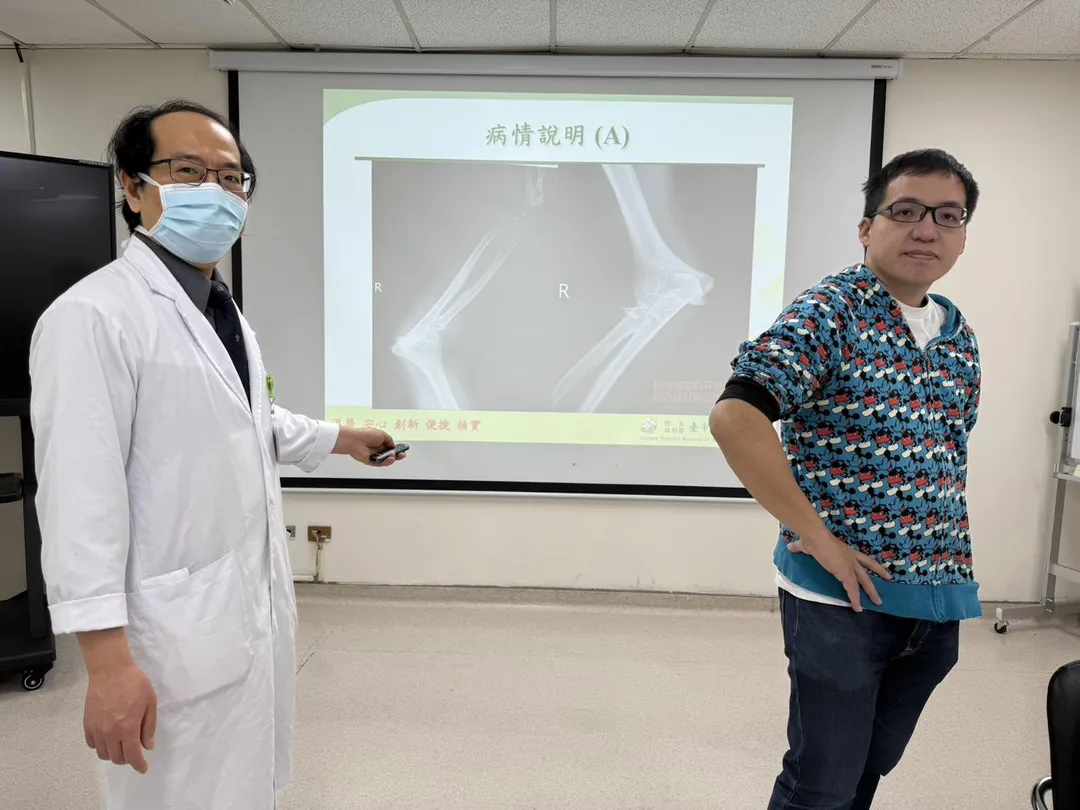 衛生福利部台中 醫院高壓氧中心黃敏旭主任說明，尤先生到院時右手關節粉碎性骨折的影像。（圖／台中醫院）