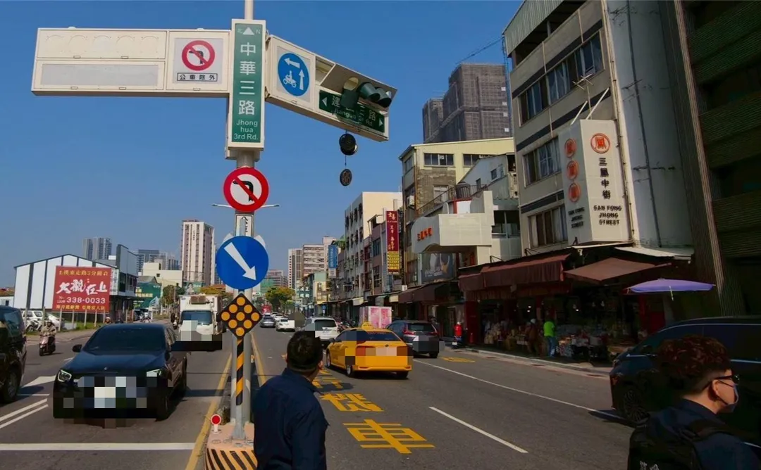 紅綠燈被撞壞垂在空中。(圖/警方提供)