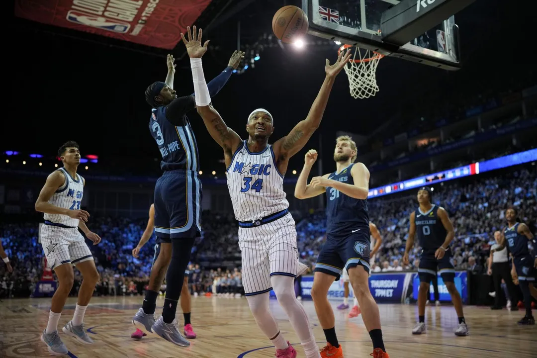 NBA倫敦賽出現政治抗議聲浪，球迷高喊「放過格陵蘭」引關注。（圖／美聯社）