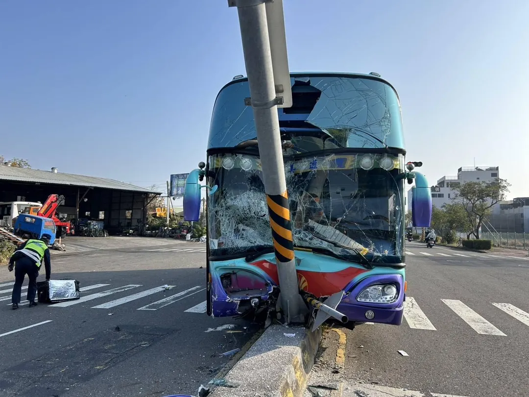 遊覽車車頭撞爛。（圖／民眾提供）