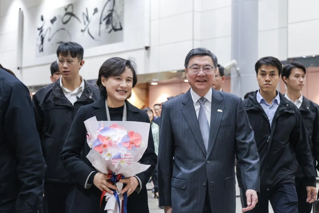 鄭麗君返台，卓榮泰親赴機場接機。（圖／翻攝卓榮泰臉書）