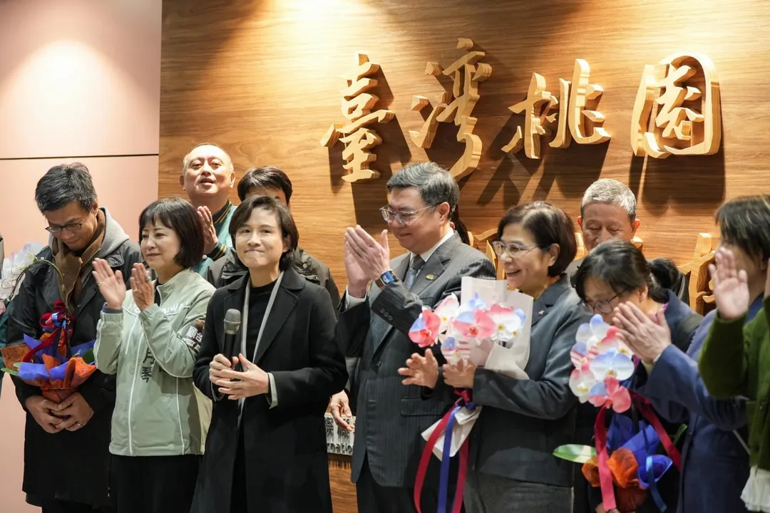 鄭麗君一行返國，卓榮泰接機。（圖／翻攝卓榮泰臉書）