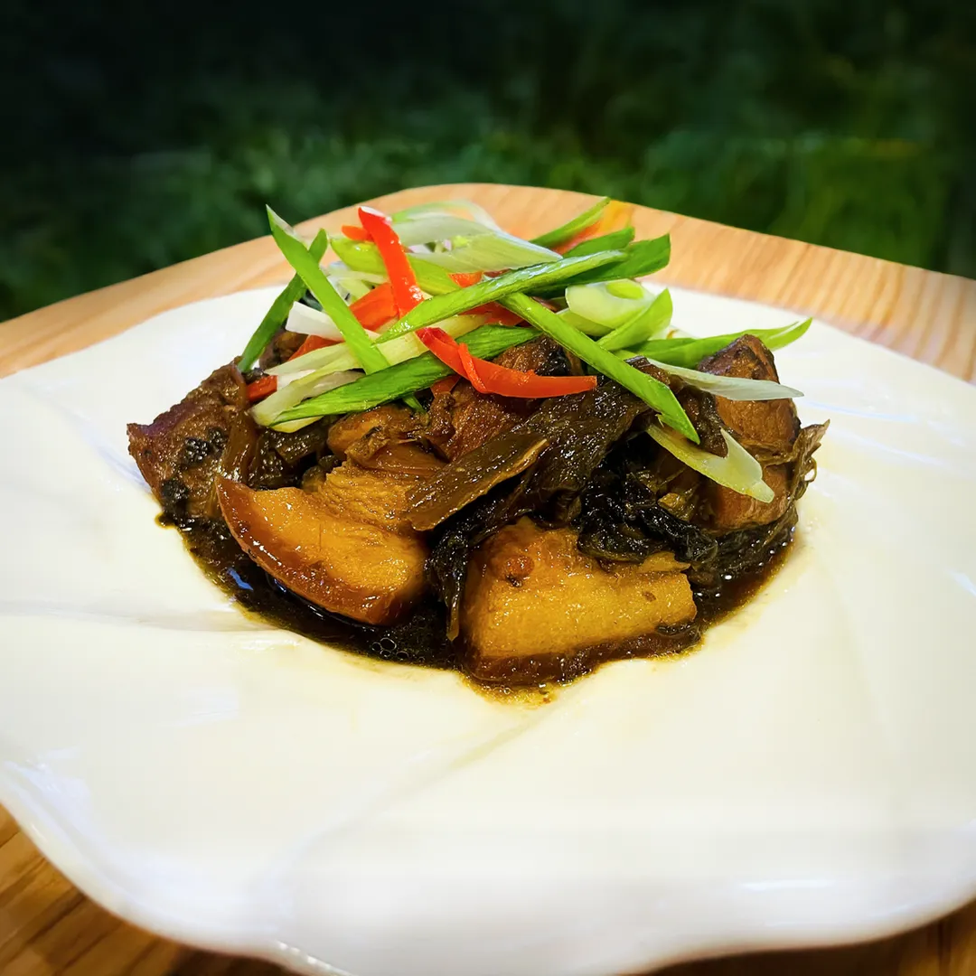 不老食光餐廳年菜組合-梅乾菜控肉。（圖／台中市政府提供）