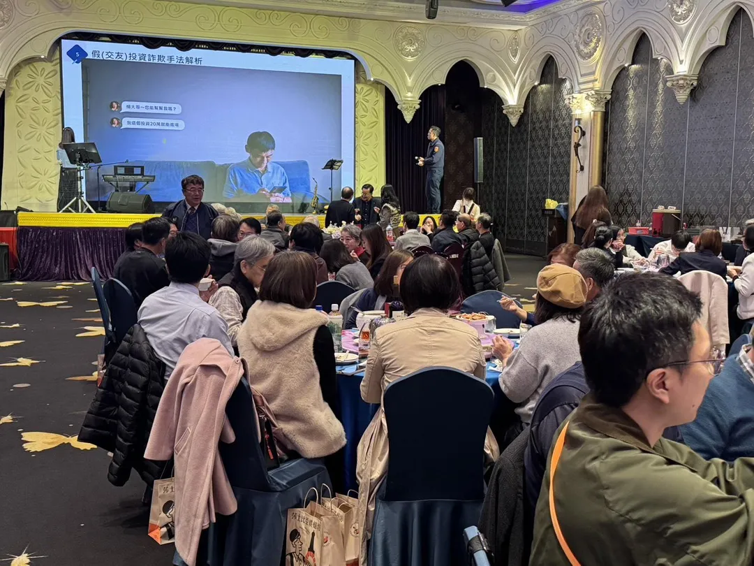 台中市政府警察局第四分局黎明派出所所長周明勳率偵查隊、志工們把握年終尾牙旺季，主動走入轄內知名婚宴餐廳進行反詐騙宣導。（圖／警方提供）