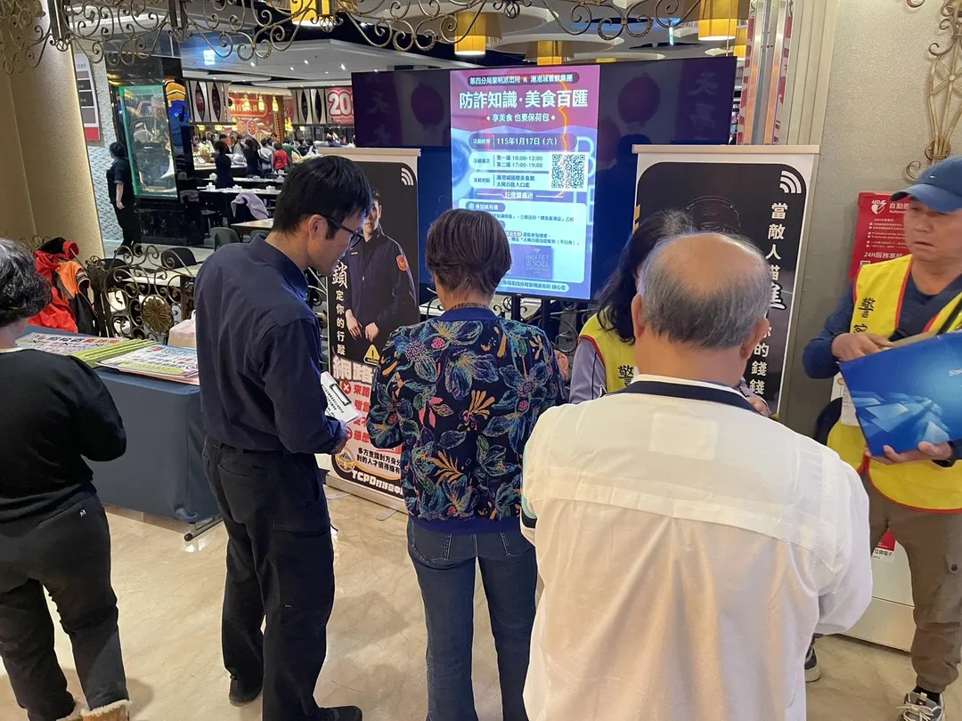 吸引大批民眾在排隊用餐之餘踴躍參與。（圖／警方提供）