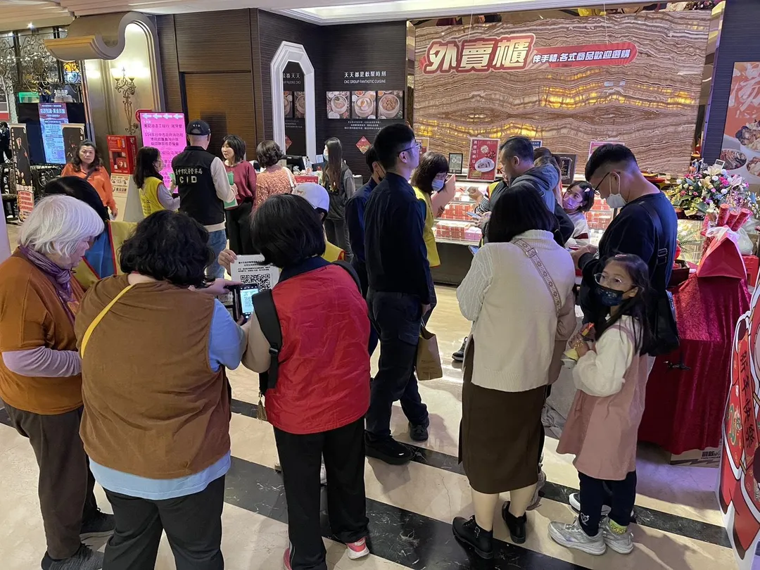 民眾在排隊用餐之餘踴躍參與。（圖／警方提供）