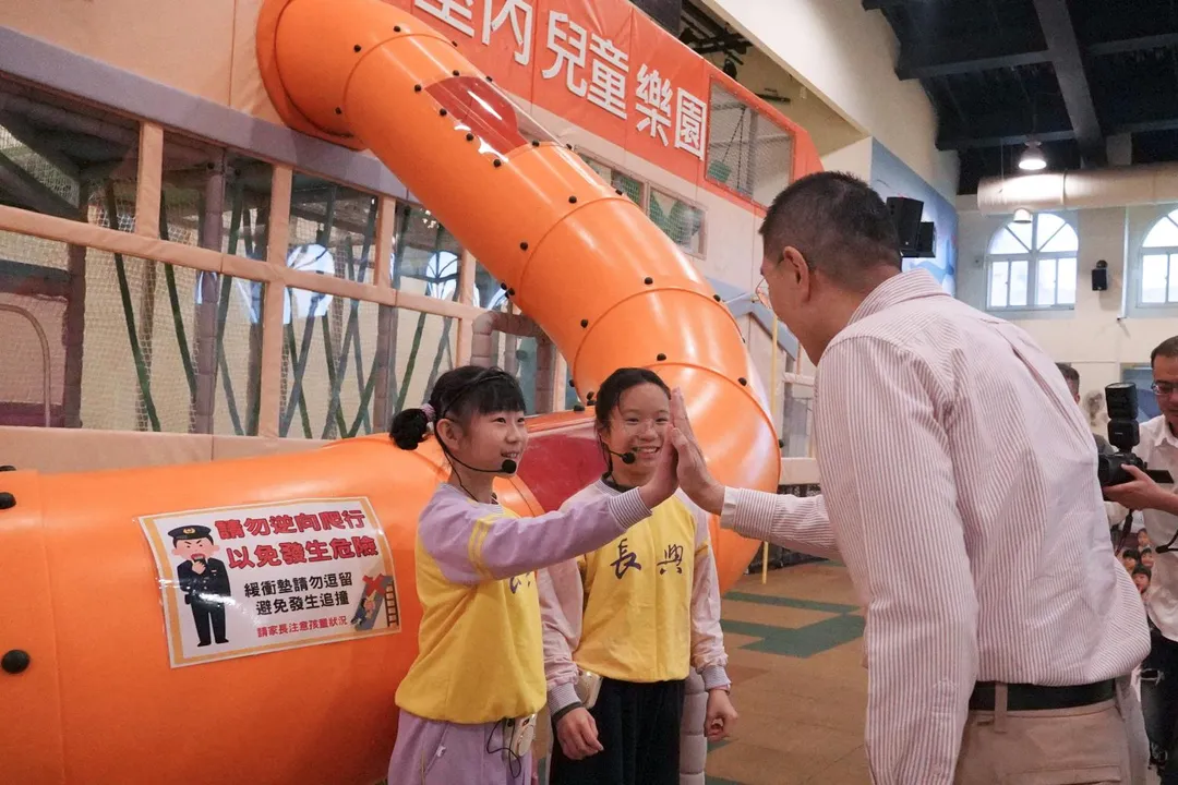 基隆推動「一區一特色」室內兒童樂園,新設施規劃兩大亮點區域,「探索區」擁有高達350公分的溜滑梯。(圖/基隆市府提供)