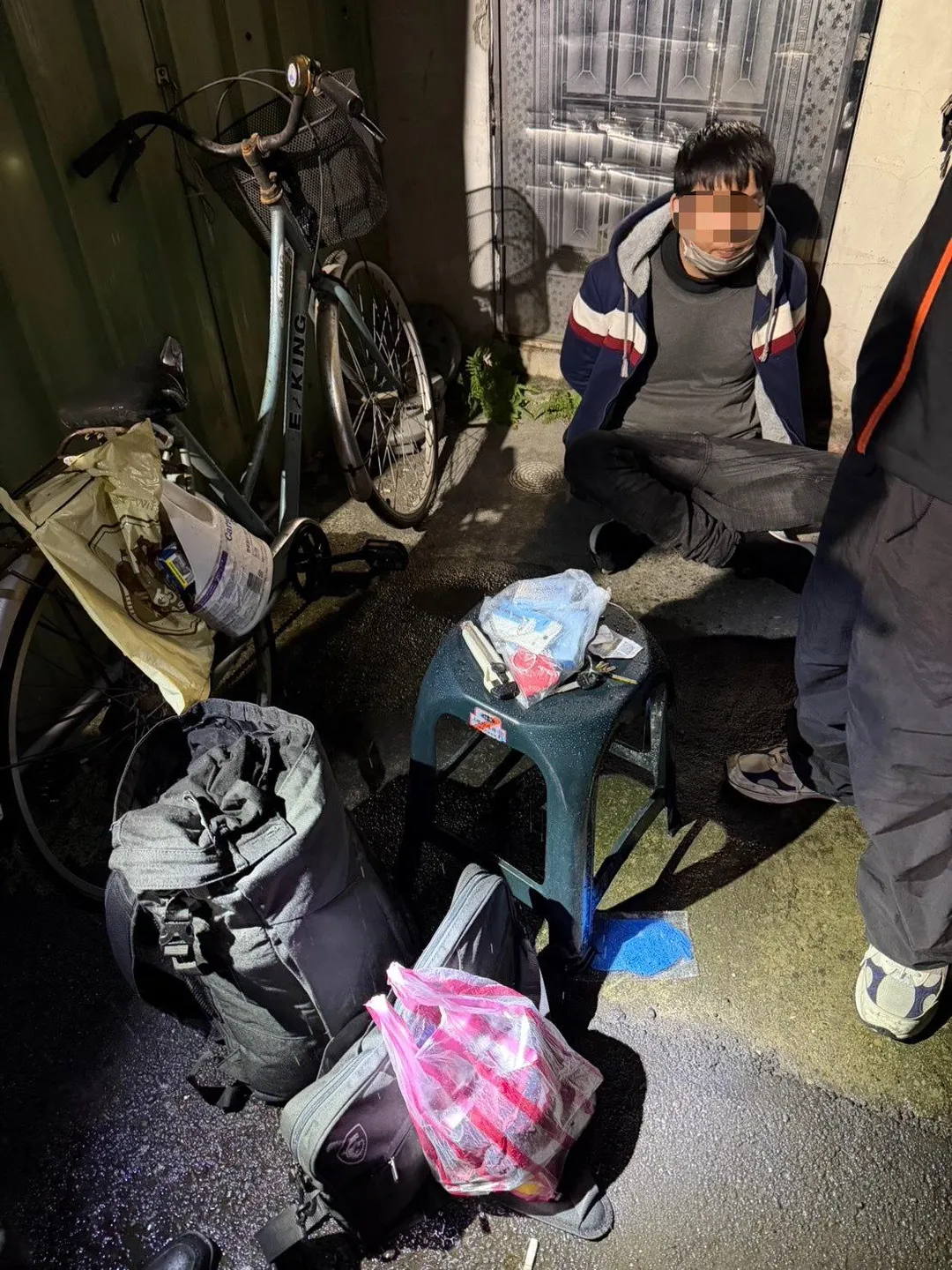廖男於19日晚間18時16分在新莊某巷弄內落網。（圖／翻攝畫面）