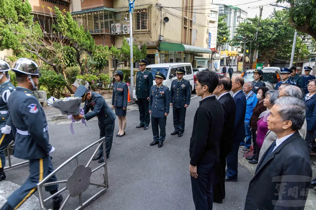 陸軍主任政戰樓偉傑致獻花束。(圖/軍聞社)