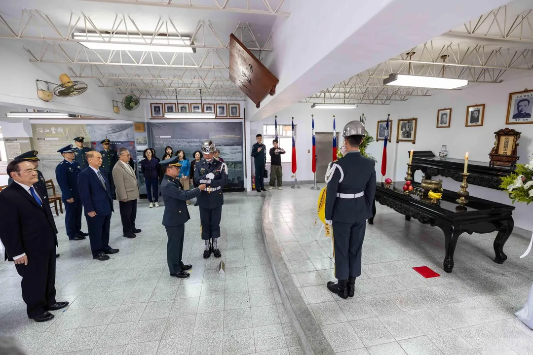 國軍官兵、遺族代表在一江堂向烈士英靈致祭。(圖/軍聞社)