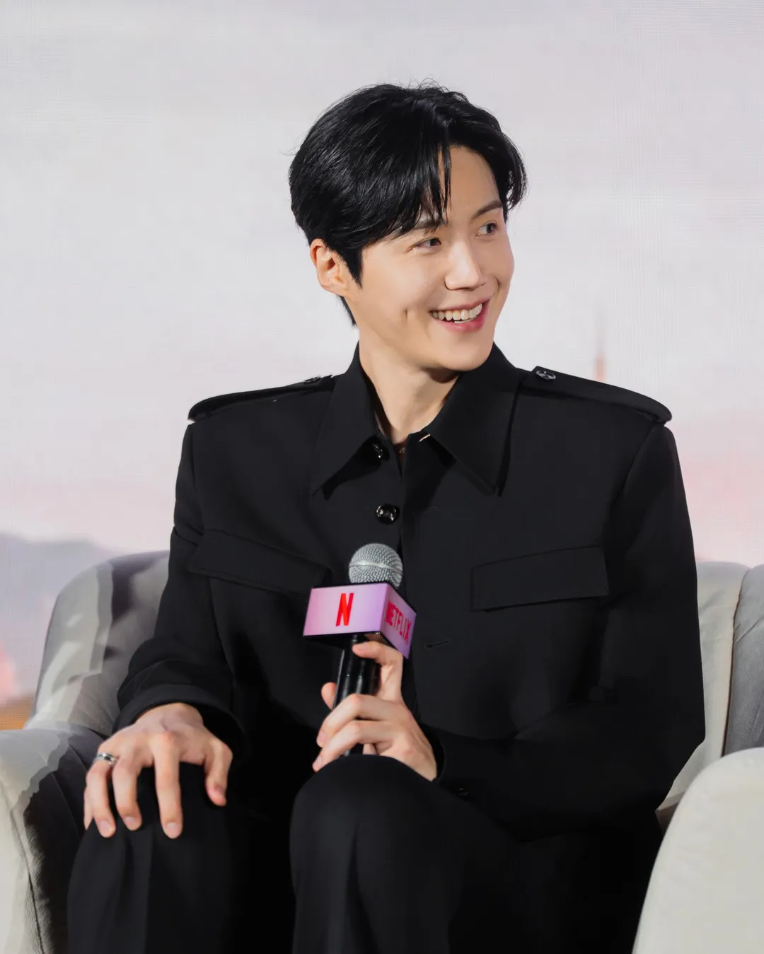 金宣虎分享了詮釋一位以翻譯語言為職業，卻不擅長翻譯自己情感的人物心境。（圖／Netflix 提供）
