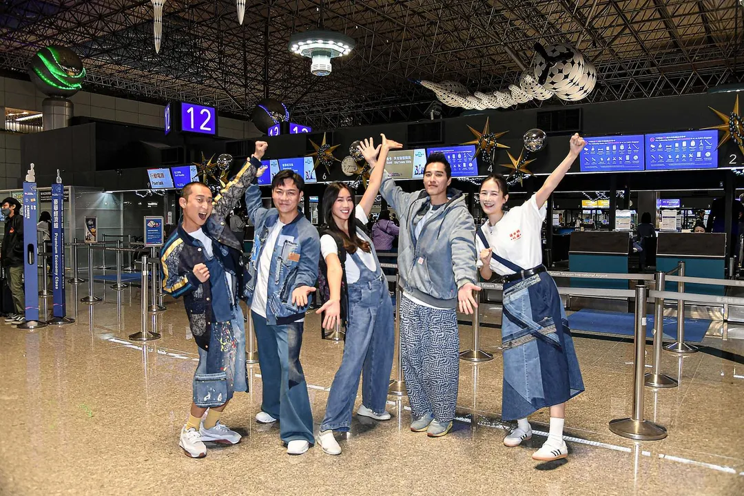 浩子（左起）、陳隨意、隋棠、藍正龍、千千為節目組成「辦桌台灣隊」出外景。（圖／三立提供）