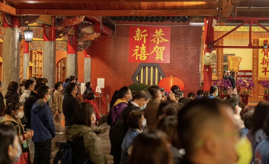 行天宮每年除夕夜通宵開放不關廟門開放信眾參拜。(圖/翻攝自行天宮臉書)