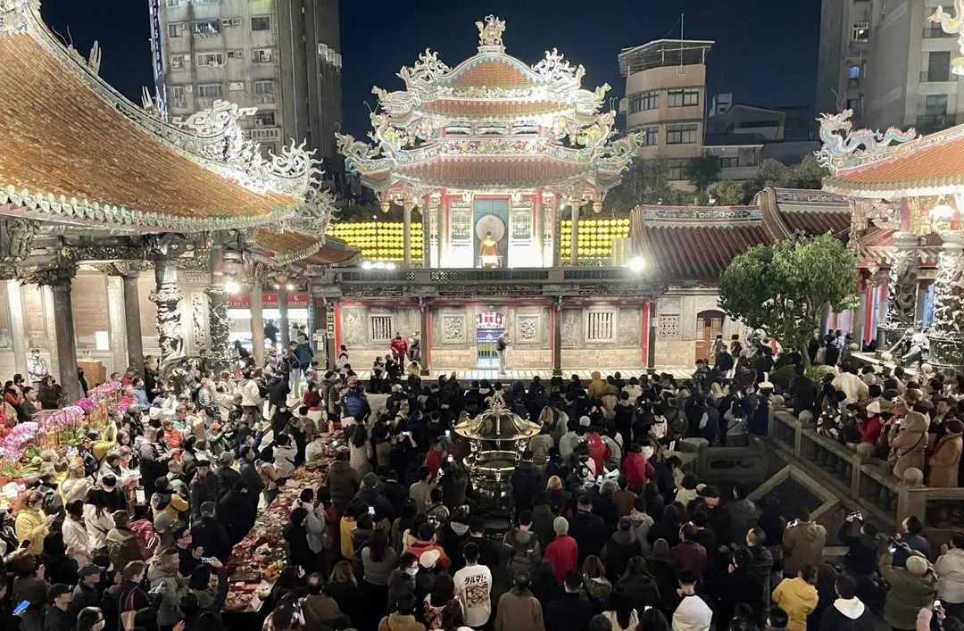 龍山寺農曆除夕夜總湧入大量信徒參拜祈福。（圖／翻攝自龍山寺臉書）