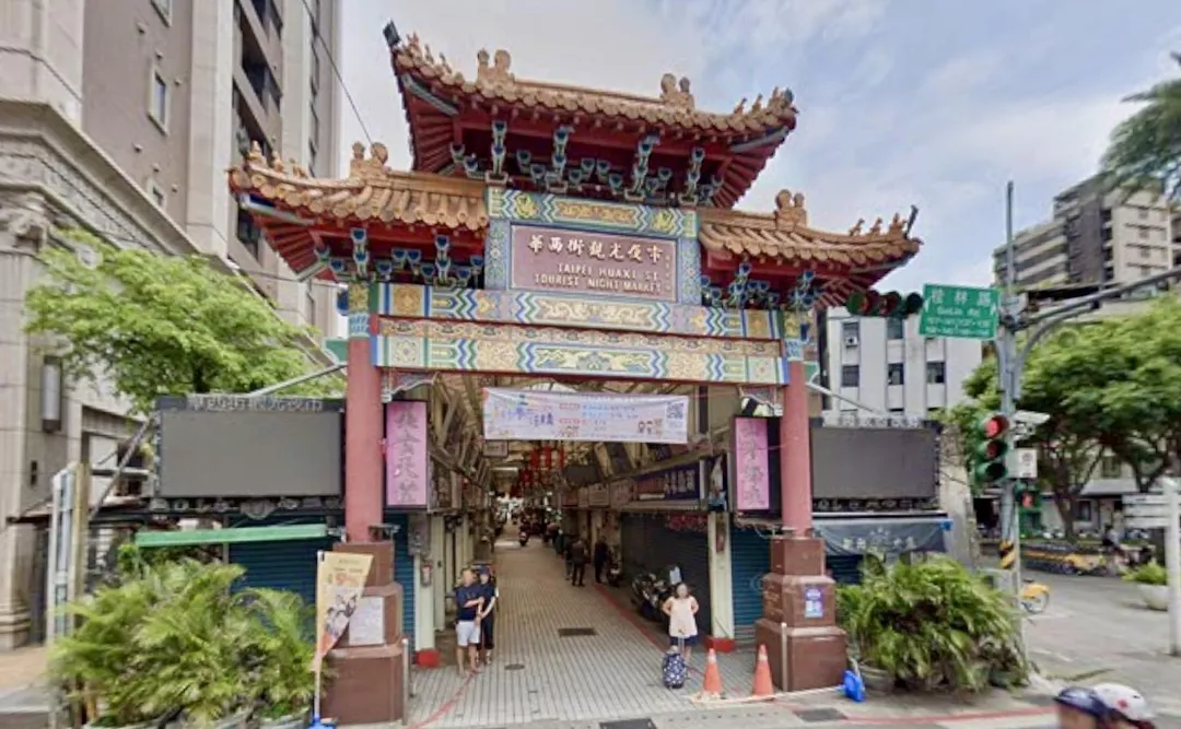 萬華龍山寺附近有華西街夜市可品嚐米其林美食。（圖／翻攝自Google map）